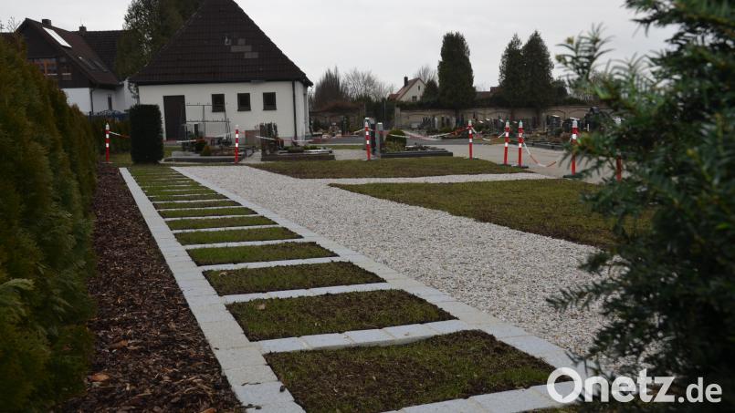 Die Friedhofsgebühren in Altenstadt bei Vohenstrauß werden neu kalkuliert. Das neu errichtete Urnenfeld und die Friedhofsmauer werden sich dabei bemerkbar machen. Bild: dob