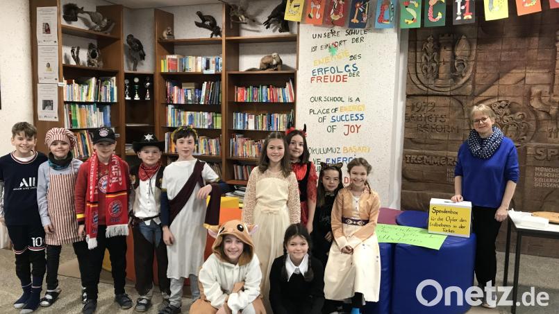 400 Euro landen in der Spendenbox der Grundschule am Rauhen Kulm für die Erdbebenopfer in der Türkei. Mit den Kids freut sich auch Schulleiterin Gabi Bodner. Bild: do
