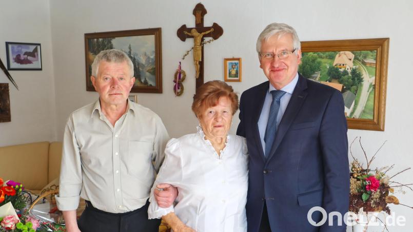 Ihren 90. Geburtstag feierte Josefine Murr. Mit auf dem Foto Sohn Gerhard (links) und Bürgermeister Johannes Reger (rechts). Bild: njn