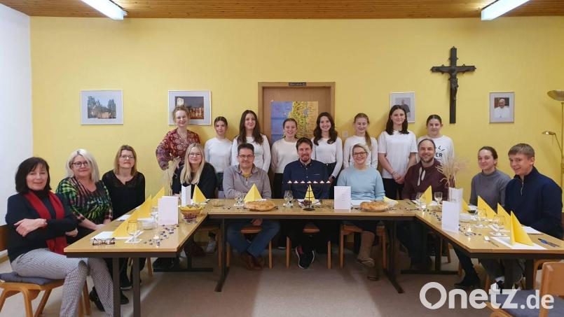Sehr angetan sind die Gäste vom perfekten Bibeldinner in der Pfarrei St. Michael Poppenricht. Bild: Christian Widmann/exb