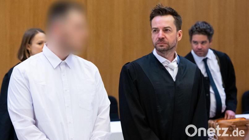 Einer der wegen Mordes angeklagten Männer (l) neben seinem Rechtsanwalt im Landgericht München. Bild: Sven Hoppe/dpa