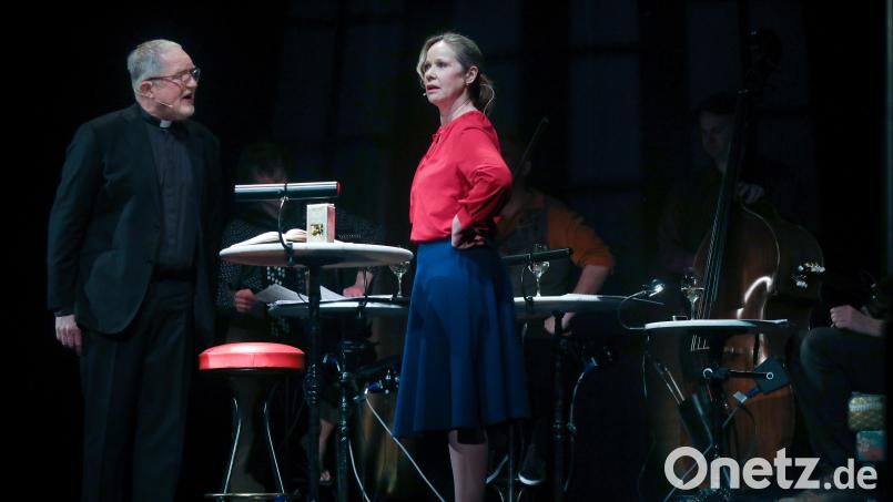 Das Stück Chocolat mit Ann-Kathrin Kramer und Harald Krassnitzer sorgte für ein ausverkauftes Stadttheater in Amberg. Bild: Wolfgang Steinbacher