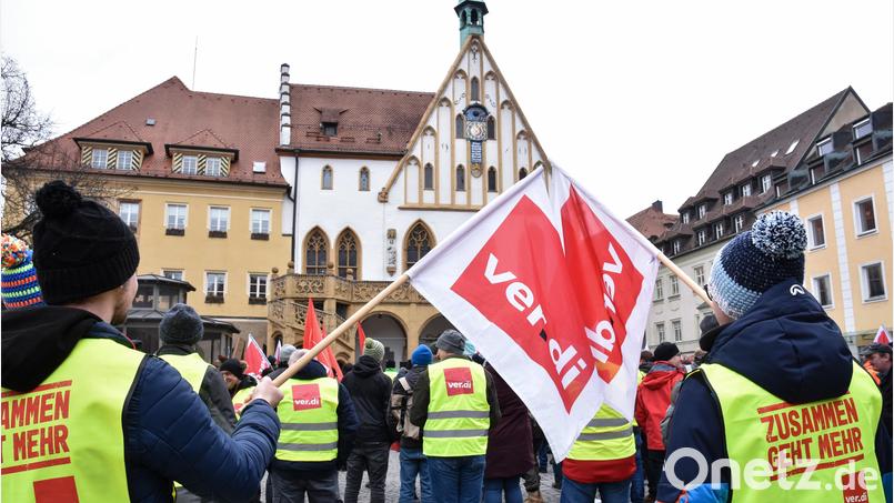 600 Streikende hatten sich am Montagvormittag auf dem Marktplatz in Amberg versammelt. Sie forderten mehr Geld für die Beschäftigten im öffentlichen Dienst und bei der US-Armee. Bild: Stephan Huber