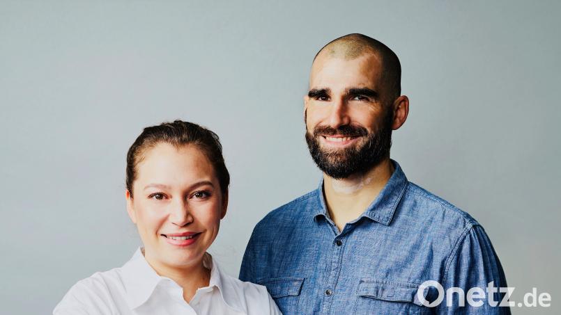 Juliana und Christopher Hecht haben sich für ein Leben im Fichtelgebirge entschieden. Bild: Jesper Hilbig/exb