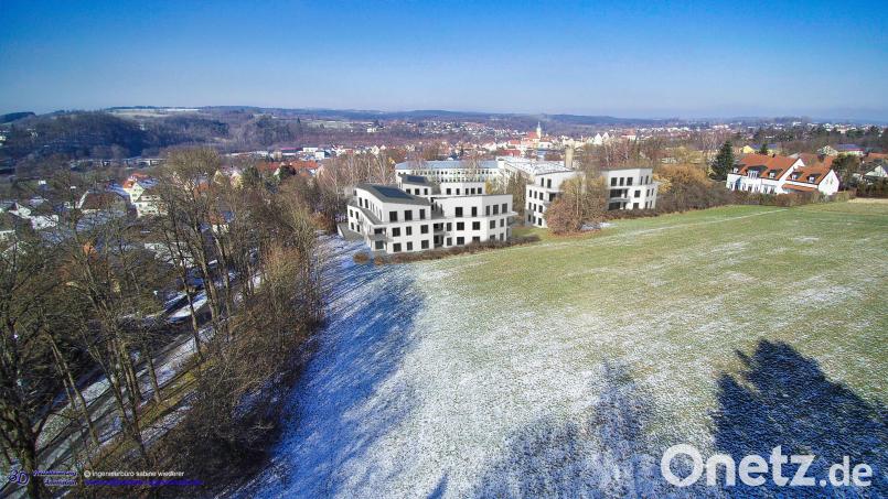 In der dreidimensionalen Visualisierung sind in der Perspektive von der Felixkirche aus die geplanten Häuser auf dem ehemaligen Krankenhausareal in Neustadt/WN vor der Kulisse des Stadthügels zu sehen. Links verläuft die Felixallee Bildmontage: Sabine Wiederer, Dipl.-Ing. (FH)/exb