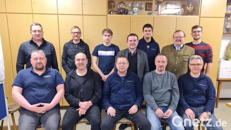 Neuwahlen standen bei der Blaskapelle Thanhausen an. Im Bild (sitzend, von links) der neue Dirigent Christian Pecher, Alexander Franz, Vorsitzender Klaus Sladky, Zweiter Vorsitzender Uwe Franz und Toni Freundl sowie (stehend, von links) Oliver Schuller, Markus Schüßler, Fabian Schuller, Stadtpfarrer Konrad Amschl, Marco Eckert, Bürgermeister Alfred Stier und Beisitzer Michael Heldwein jun.. Bild: rdh