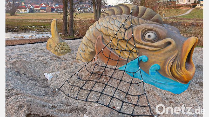 Mit stattlichen zwei Metern Höhe präsentiert sich der Spiel- und Kletterkarpfen am neuen Abenteuerspielplatz bei der Steinwaldhalle. Bild: bsc