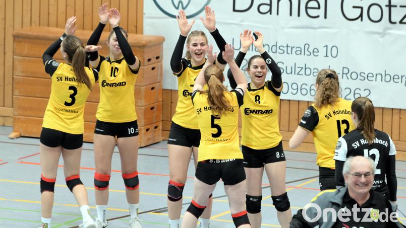 Die Hahnbacher Volleyballerinnen um Trainer Sigi Meier (vorne rechts) bejubeln den vorzeitigen Klassenerhalt in der Regionalliga Südost. Archivbild: Hubert Ziegler