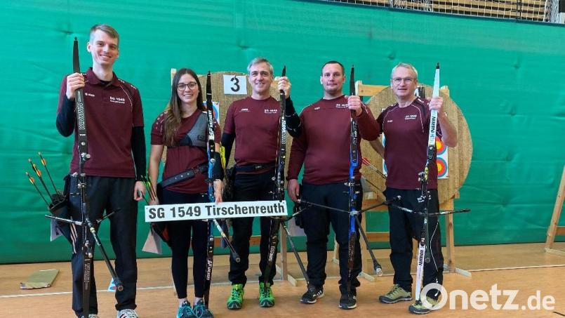 Die BOL-Mannschaft der Tirschenreuther Bogenschützen: (von links) Thomas Bartl, Christina Bartl, Roland Michl, Christopher April und Gerhard Härtl. Bild: Bartl