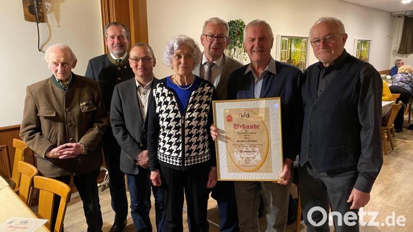 Für ihre langjährige Vereinstreue erhielten einige Mitglieder des Bürgervereins eine Auszeichnung. Bild: Haubelt/exb