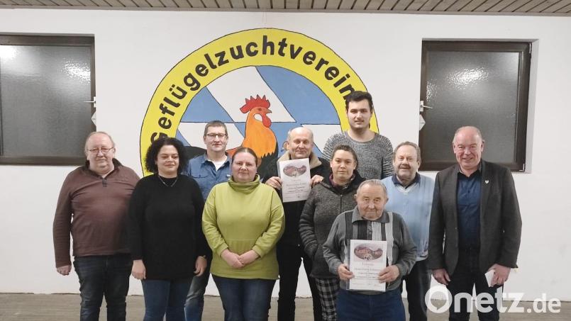 Der Geflügelzuchtverein 1880 Kümmersbruck-Amberg und Umgebung wählt einen neuen Vorstand (von links): Erster Vorsitzender Josef Schlegl, Schriftführer Alexandra Nagler, Stephan Meiler, Kassier Melanie Kupezki, Johann Ferber, Tanja Bladeck, Zweiter Vorsitzender Simon Bladeck, Georg Lehmeier, Franz Hierl und Bürgermeister Roland Strehl. Bild:  Martin Wisneth/exb