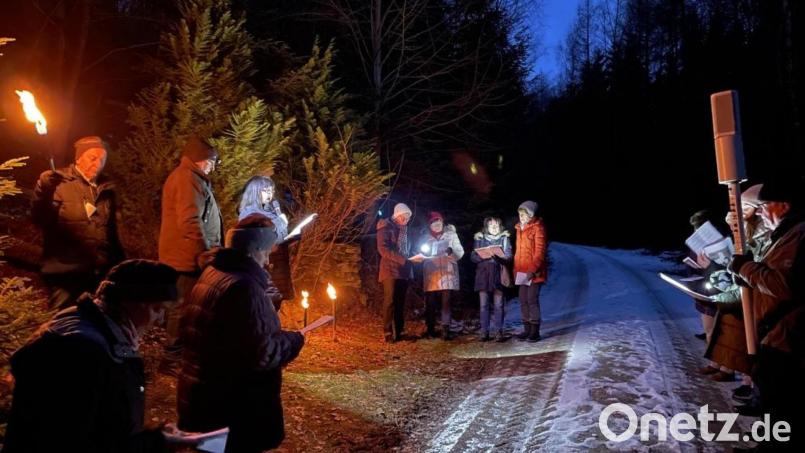 Eine ganz besondere Stimmung zauberten beim Kreuzweg der Kolpingsfamilie die entzündeten Fackeln. Bild: Herrmann/exb