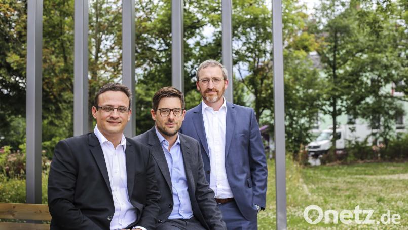 Die Geschäftsführer Marcus Bach, Christian Schiener und Maximilian von Waldenfels (von links) leiten die Geschicke des Unternehmens Scherdel. Bild: Scherdel/exb