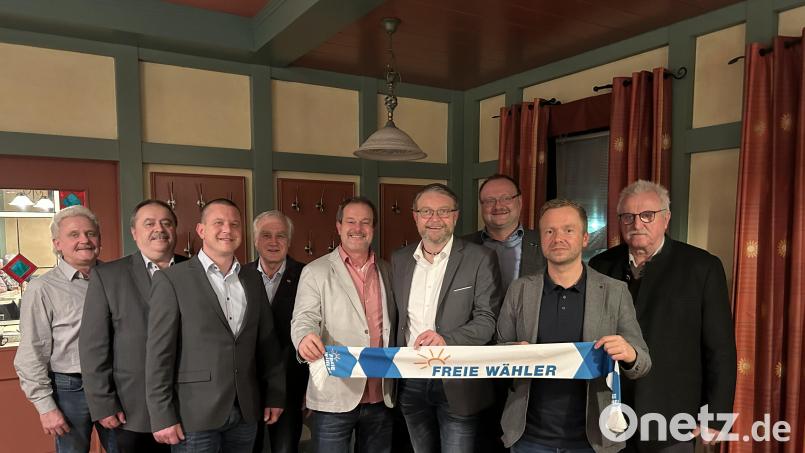 Mit Vertretern der Landespolitik feiert die Freihunger Freie-Wähler-Gruppierung ihr 75-jährigres Bestehen (mit dem Band, von links): Reinhard Seidl, FW-Kreisvorsitzender Hans-Martin Grötsch, Bürgermeister Uwe König, Bernd Heinisch. mit weiteren Gratulanten auch aus Nachbargemeinden. Bild: bk