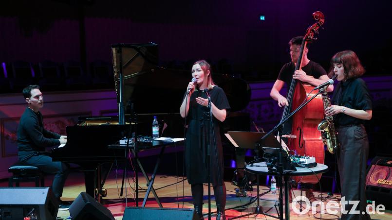 Ein beeindruckendes Studiokonzert gaben die Jazzer von &quot;Grüner Salon &quot;mit dem Christina Schamei im Bühnenraum des Amberger Stadttheaters. Bild: Wolfgang Steinbacher