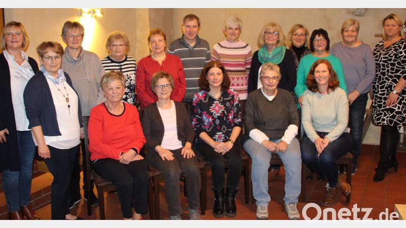 Der Frauenbund Schmidmühlen wählt einen neuen Vorstand. Präses Pfarrer Werner Sulzer (Mitte), Diözesanvorsitzende Martha Bauer (links) und die stellvertretende Diözesanvorsitzende Kerstin Aufschneider (rechts) gratulieren. Bild: bjo