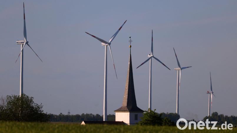 Die Nähe von Windrädern zu Kulturdenkmälern spielt in der Diskussion in Waldsassen eine besondere Rolle. Die CSU-Mehrheit im Stadtrat hat deshalb entschieden, erst einmal überhaupt keine Flächen zu benennen. Symbolbild: Karl-Josef Hildenbrand/dpa