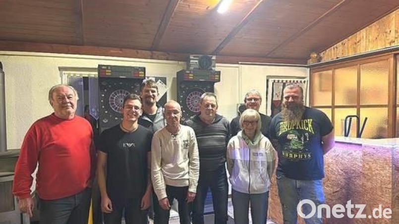 Bei der Neuwahl wurden (von links) Josef Hösl, Fabian Grundler, Andre Wagner, Roland Vetter, Gerhard Kiener, Jutta Kiener, Hubert Fröhler und Michael Zitzler in den Vorstand gewählt. Bild: Einicke/exb