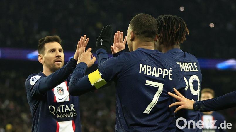 Kylian Mbappe (Mitte) von PSG jubelt mit Lionel Messi (links). Die beiden sind die absoluten Spitzenverdiener in Paris. Bild: Aurelien Morissard/dpa