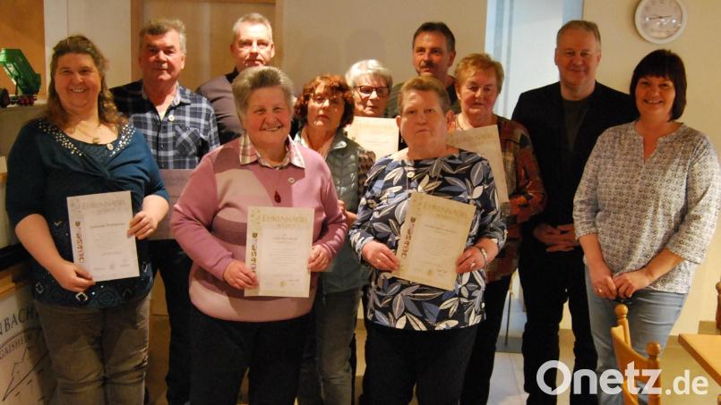 Seinen treuen Mitgliedern hat der Obst- und Gartenbauverein Eschenfelden und Umgebung Ehrennadeln in Gold und Silber verliehen. 
Landrat Richard Reisinger, Bürgermeister Hermann Mertel und Vorsitzende Susanne Utz gratulierten. Bild: lei