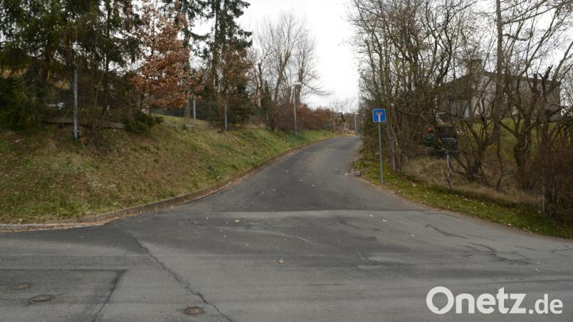 Der Kristallweg wird ausgebaut, im Bereich der Abbiegung von der Sonnenstraße wird die Straße künftig 4,10 Meter breit sein und sich dann bis zum Ende der Sackgasse auf 4,55 Meter verbreitern. Im Straßenkörper werden Wasserleitung und Kanal neu verlegt. Bild: bey