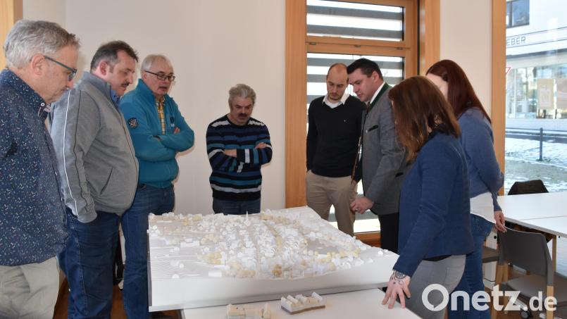 Die drei Bürgermeister, Sabrina Zombek und Roland Gelke stellten Landrat Thomas Ebeling und den Vertretern der Bauabteilung das Modell des geplanten Quartiers in der Badergasse vor. Bild: Stadt Schönsee/exb
