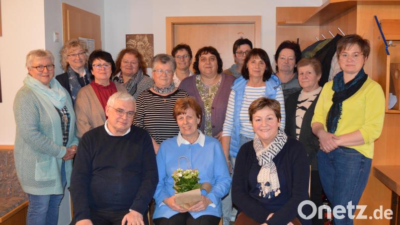 Zu den Ehrungen gratulierten Bezirksleiterin Angelika Vogl (links), Geistlicher Beirat Pfarrer Eugen Wismeth (Zweiter von links, sitzend), Bürgermeisterin Sonja Meier (rechts) und Vorsitzende Christa Dietl (Zweite von rechts sitzend). Bild: Baier/exb