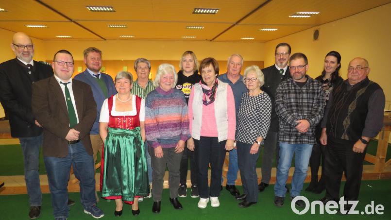 Etliche Mitglieder wurden in der Jahreshauptversammlung der Schützengesellschaft für langjährige Mitgliedschaft ausgezeichnet. Seit 55 Jahren sind Heimtraud Stich (Sechste von links) und Erika Ehinger (Fünfter von rechts) dem Verein treu. Bild: adj