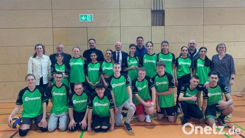 So sehen Sieger aus – die erfolgreichen Mädchen (3. Bayerischer Meister) und Jungen (Teilnahme am Bayerischen Finale) im Volleyball aus dem Dreifaltigkeits-Viertel mit ihren Unterstützern (von links) Alisha Haller (Lehramtsanwärterin/Betreuerin), Udo Leitz (Rektor), Wolfgang Meier (Stadt Amberg), Günter Simmerl (Conrad Sportförderung), Markus Spörrer (Wettkampfleiter), Thomas Gebele (Sportbeauftragter) und Stefanie Löffler (Konrektorin). Bild: gel