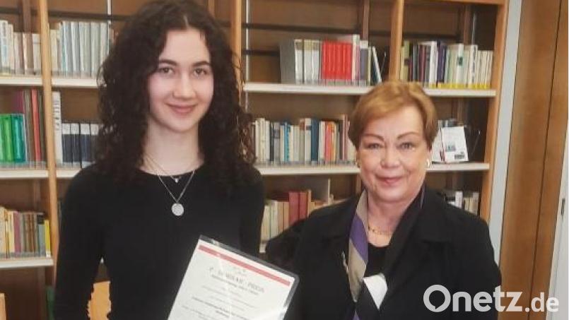 Lara Piehler nahm für das P-Seminar die Urkunde aus den Händen von Anette Kreim entgegen. Bild: Schwab/exb
