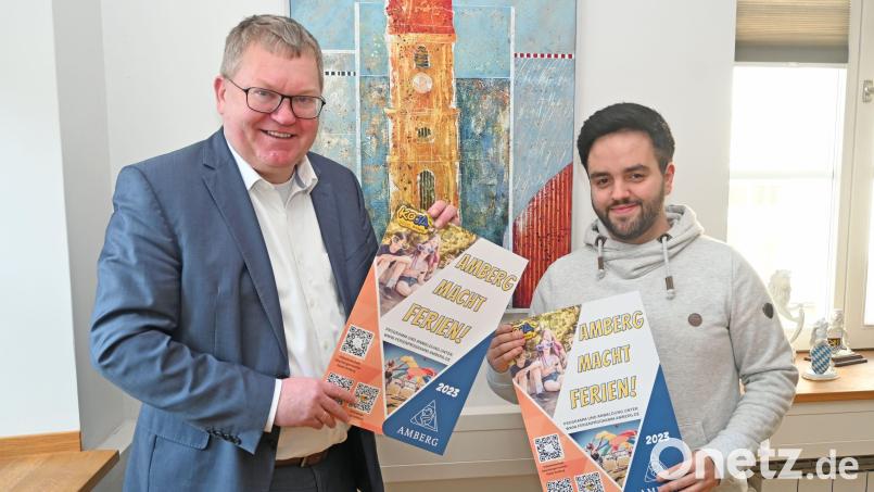 Michael Cerny (Oberbürgermeister, links) und Florian Gebhardt (Kommunale Jugendarbeit Amberg) werben für das neue Ferienprogramm der Stadt Amberg. Bild: Thomas Graml, Stadt Amberg/exb
