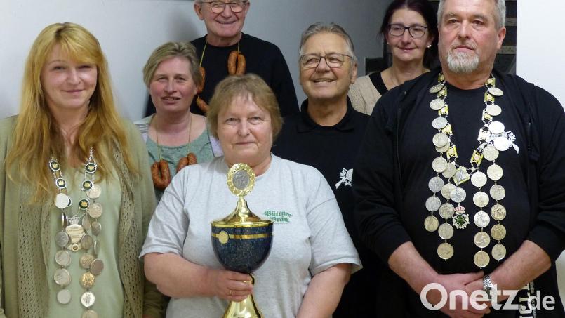 Die &quot;Eichenlaub&quot;-Schützen zeichnen ihre Meister aus (von links) Michaela Meisel, Claudia Schreglmann, Hans Lautner, Rita Werner, Dieter Pommeranz, Andrea Kaufmann und Dietmar Banasch. Bild: lgc