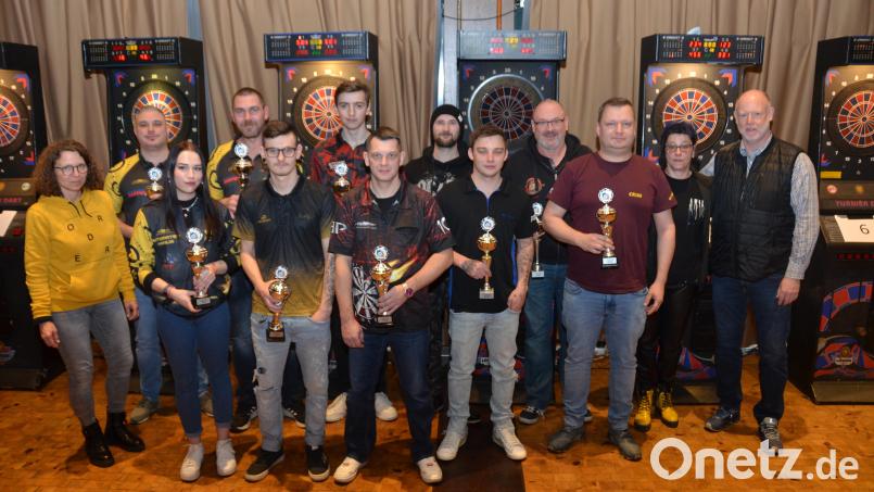 Die besten Dartteams aus der nördlichen Oberpfalz lieferten sich am Samstag in der Stadthalle in Vohenstrauß ein anspruchsvolle Turnier. Teams von der Bezirksoberliga (BOL) bis zur C-Klasse der „Ostmarkliga“ waren dazu nach Vohenstrauß gekommen. Alexander Kraus (rechts) als Hauptverantwortlicher leistete mit den Ligasekretärinnen Simone Kraus (Zweite von rechts) und Petra Kraus (links) hervorragende Arbeit. Bild: dob