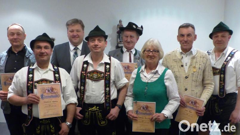 Der Kastler Trachtenverein zeichnet langjährige Mitglieder aus (von links): Josef Stepper, Martin Schumann, Bürgermeister Stefan Braun, Bernhard Lehmeier, Willi Sossau, Brigitte Schneider, Peter Hiller und Vorsitzender Wolfgang Pöllath. Bild: jp
