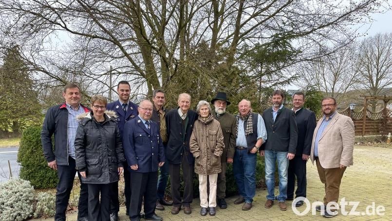 Leopold Mühlhofer (Sechster von links, mit Ehefrau Irmgard) konnte Glückwünsche von Ludwig Arnold, Manuela Schmiegl, Johannes Bader, Robert Steinkohl, Hubert Mühlhofer, Dr. Wolfgang Schinner, Christian Riedl, Leo Mühlhofer, Andreas Schiedlofsky und Bürgermeister Hans Walter entgegennehmen. Bild: Gemeinde Kastl bei Kemnath/exb