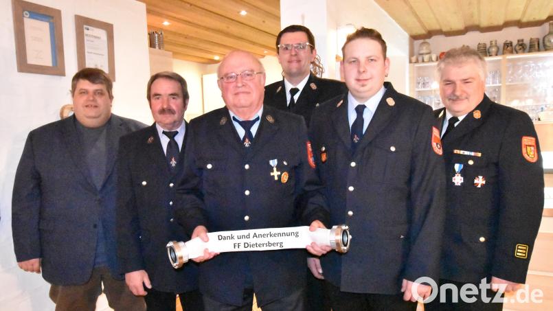 Bürgermeister Dieter Dehling, Vorsitzender Erwin Pirner (von links), Kreisbrandinspektor Hans Sperber, Kommandant Leander Strobel und Kreisbrandmeister Thorsten Jobst (von rechts) ehrten den ehemaligen Kommandanten Hans Donhauser: (Dritter von links) besonders. Bild: no
