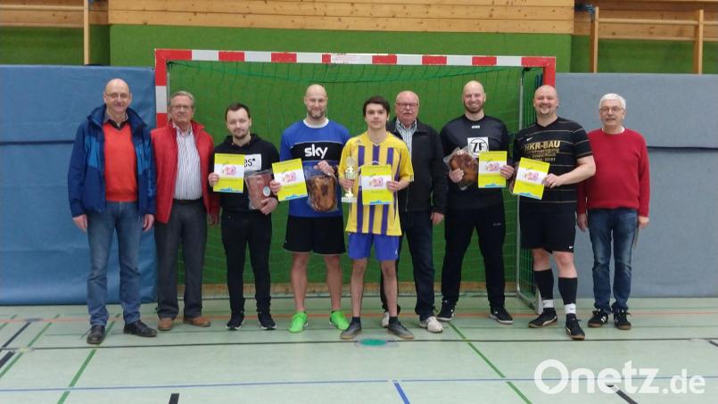 Dr. Martin Pöllath (links), Manfred Lilla (Zweiter von links), Schirmherr Hans- Jürgen Reitzenstein (Vierter von rechts) und Turnierleiter Wolfgang Donath ( rechts) mit den Mannschaftskapitänen der teilnehmenden Mannschaften am Hobbyturnier. Bild: cog