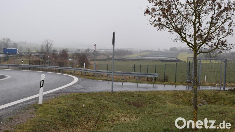 Zwischen den Rastplatz Schlossberg West an der A93 und der bereits bestehenden PV-Anlage soll eine weitere PV-Freiflächenanlage errichtet werden. Der Stadtrat stimmte dem Vorhaben zu. Bild: bnr