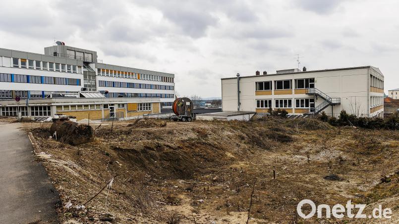 Am Beruflichen Schulzentrum Oskar von Miller in Schwandorf beginnt in diesem Jahr auf der freien Fläche im Vordergrund der Neubau eines Werkstattgebäudes. Links verläuft der Kreuzbergring. Bild: Hösamer