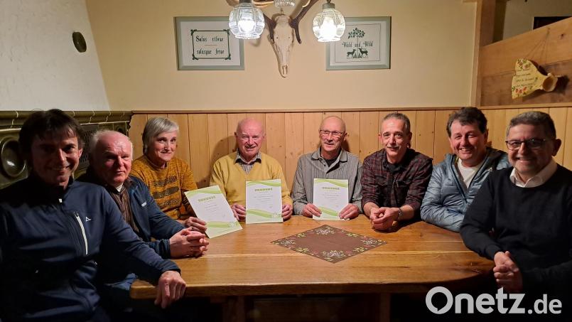 Von links: Wanderwart Markus Prechtl, erster Vorstand Edwin Prechtl, die Geehrten Anni Raab, Manfred Schinner, Bernhard Koller, zweiter Vorsitzender Alfons Sandner, Bürgermeister Franz Tauber. Bild: gis