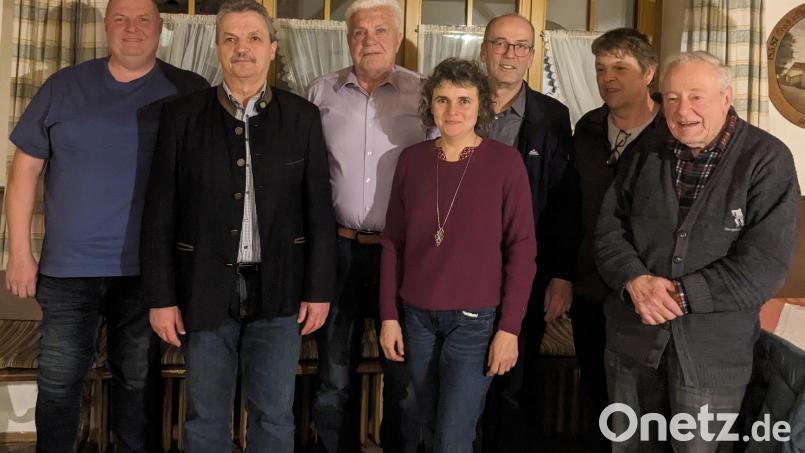 Kreisvorsitzender Alois Hambeck (rechts) wünscht dem neuen Vorstand mit Vorsitzendem Johann Balk (Dritter von rechts) und Stellvertreterin Angelika Meier (Vierte von rechts) ein gutes Honigjahr. Dem schloss sich auch Bürgermeister Andreas Wutzlhofer (Zweiter von links) an. Bild: dob