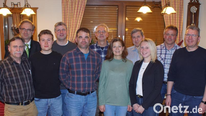 Die Schönseer CSU wird weiter von Michael Pfistermeister (Fünfter von links) geführt. CSU-Kreisvorsitzenden MdL Alexander Flierl (Zweiter von links) sprach über die Landespolitik. Bild: Pfistermeister/exb