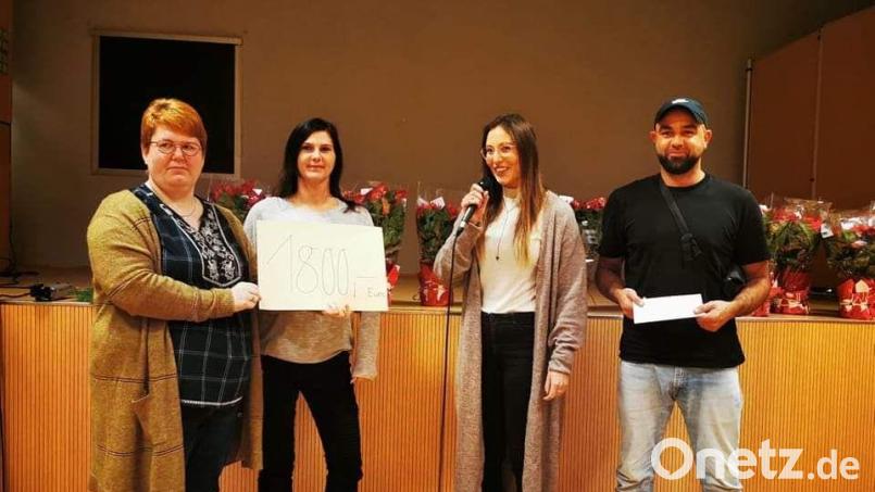 Susanne Müllner und Kerstin Weigl übergaben die Spende an Sabrina Dirnberger und Florian Bauer
(von links) vom Sozialen Netzwerk Ostbayern. Bild: Theresia Finger/exb