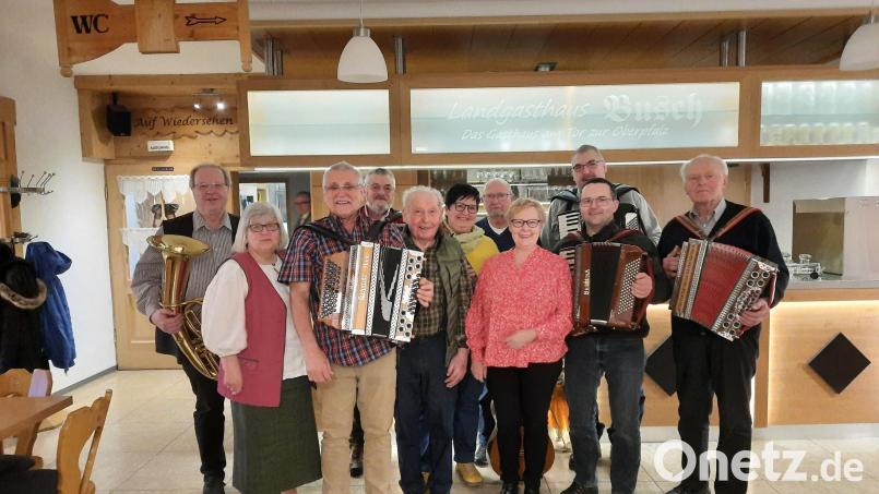 Für schöne Musik beim Wirtshaussingen sorgten Heinz Schmidt, Monika Fink, Manfred Götz (neu), Bernhard Bienert, Werner Matt, Inge Dötsch, Herbert Diesner, Sieglinde Wick, Roland Küfner, Oswald Kopp und Rudolf Fink (von links). Bild: jzk