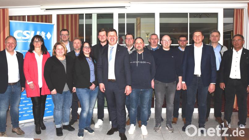 Der CSU-Ortsverband Schnaittenbach wählt einen neuen Vorstand (von links): Erster Bürgermeister Marcus Eichenmüller, Bezirkstagskandidatin Birgit Barth, Manuela Fronhofer, stellvertretender CSU-Kreisvorsitzender Patrick Fröhlich, Matthias Rackwitz, Iris König, Lucas Schiffler, Ortsvorsitzender Thomas Hottner, Michael Ott, Günther König, Johann Schorner, Marcus Schabl, Michael Werner, Stefan Hirsch, Markus Nagler und Liborius Gräßmann.