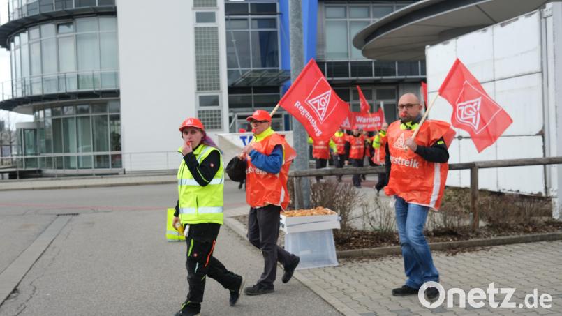 Die Mitarbeiter der Firma SGL Composites zogen vor den Innovationspark in Wackersdorf, um ihre Forderung nach einer achtprozentigen Lohnerhöhung zu bekräftigen. Bild: Hirsch