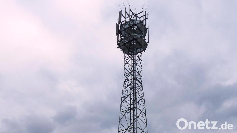 Der rund 30 Meter hohe Gittermast mit seinen Sendeanlagen beseitigt das Funkloch im Utzenhofener Tal, in dem nach jahrzehntelangem Warten jetzt der Handyempfang möglich ist. Bild: jp