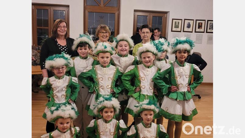 Bei der Spendenübergabe (Hinten, von links) Karin Schulz, Heidi Wisneth und Alexandra Graf zusammen mit Mitgliedern der Kinderfaschingsgesellschaft Kleinseugastanien. Bild: Daniela Dehling/exb