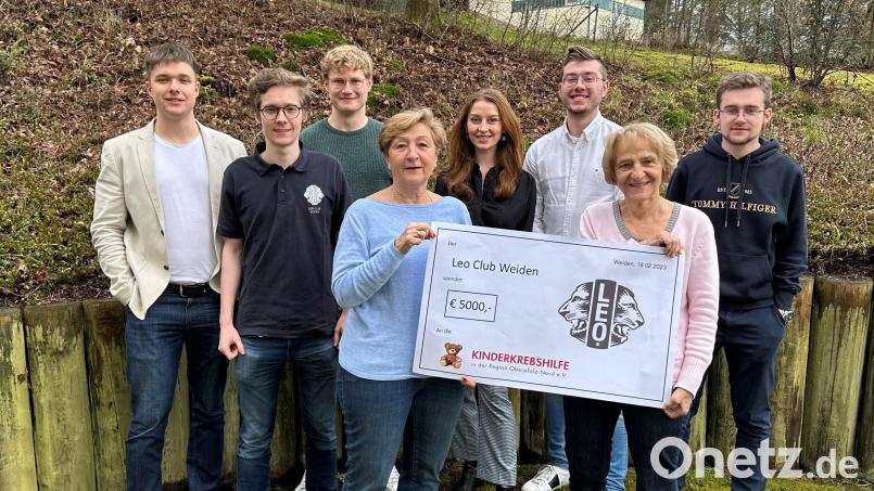 Die Leos mit (hinten, von links) Präsident Maximilian Märtin, Moritz Märtin, Michael Ivey-Frank, Elisabeth Märtin, Sekretär Kevin Hälsig und
Bastian Münchmeier überreichen einen symbolischen Scheck über 5000 Euro an
Petra Troppmann und Jutta Harbig von der Kinderkrebshilfe Oberpfalz Nord. Bild: Hartmut Ordnung/exb