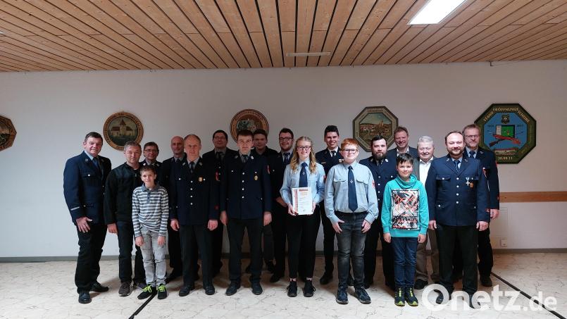 Die Feuerwehr Pursruck ehrt einige langjährige Mitglieder (von links): Vorsitzender Erich Deichl, Stefan Lorenz, Luis Lindenthal, Werner Gottschalk, Volker Rothmann, Martin Heldmann, Christian Lindenthal, Wolfgang Schadl, Martin Fischer, Martin Heinrich, Simone Heldmann, Kreisbrandmeister Dominik Ernst, Simon Fruth, Kreisbrandmeister Alexander Zeitler, Jakob Rumpler, Bürgermeister Alwin Märkl, Norbert Probst, Kommandant Günther Rumpler und Reinhard Biehler. Bild: Katharina Biehler/exb